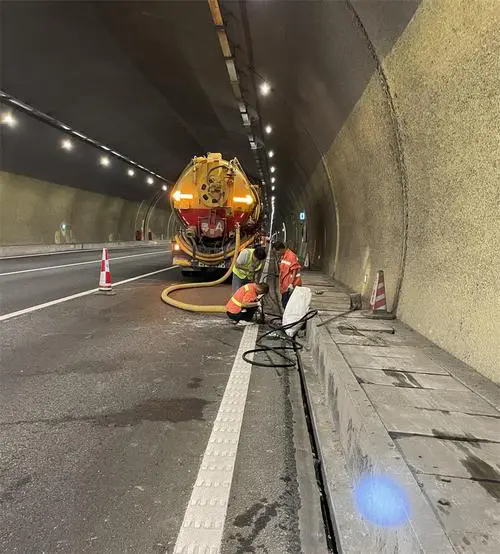 长宁隧道排水渠清淤